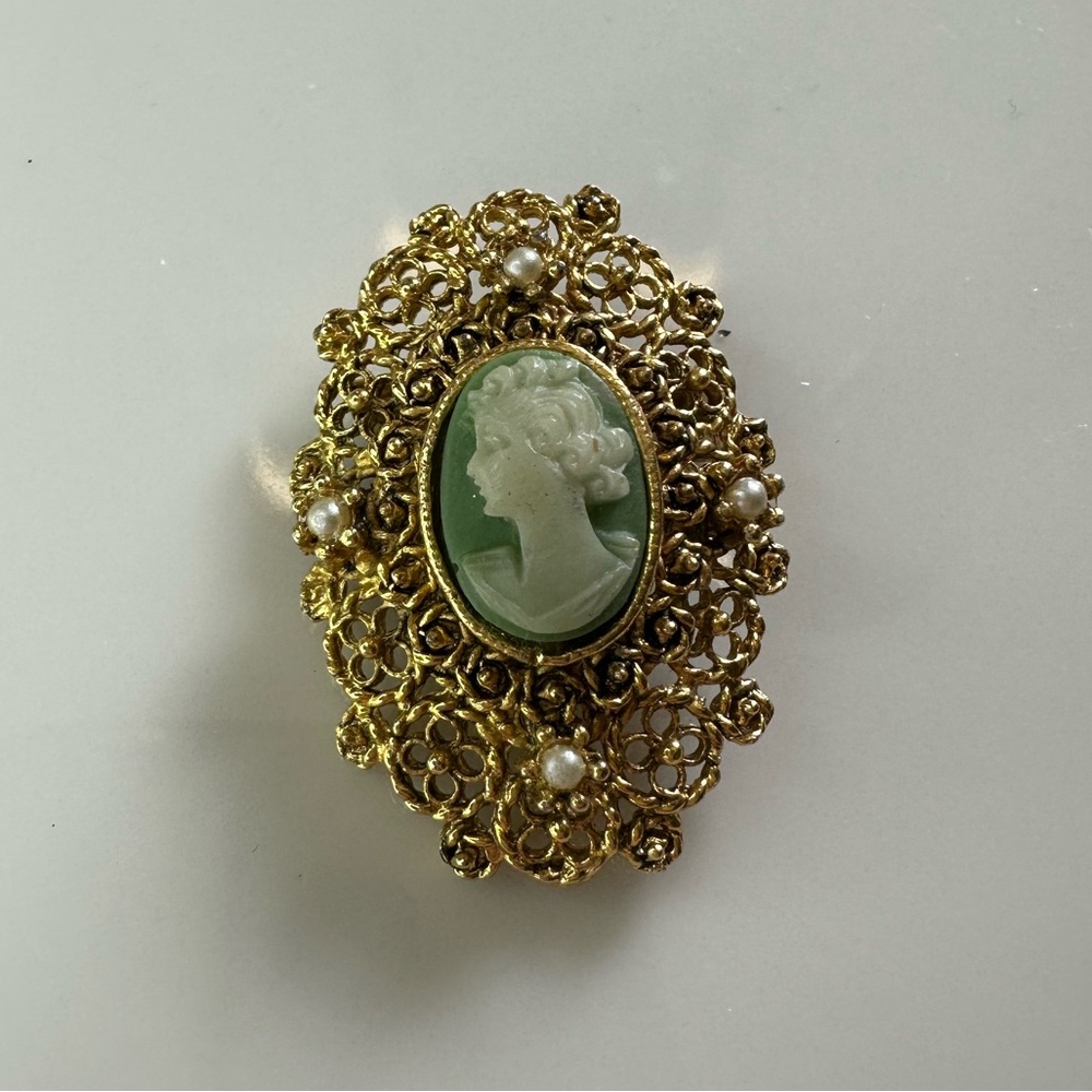 Vintage Green Cameo Pin Brooch with Gold Tone Floralβ Frame